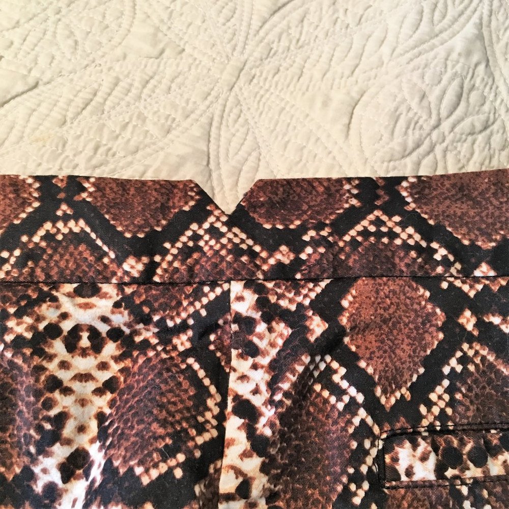 BCBG MAXAZRIA "Phillipa" Print Short (Tart Combo)     SMALL - Picture 11 of 16